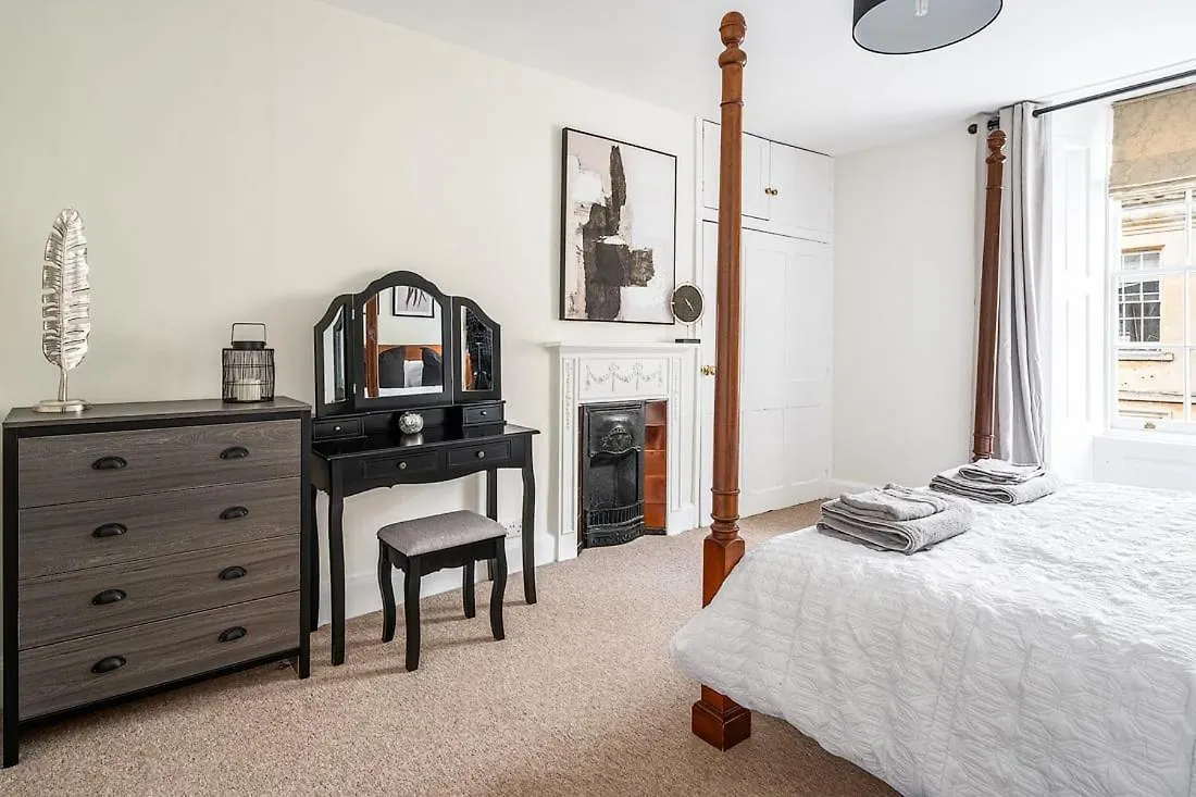 Stunning 3 Bedroom Period City Centre Apartment Bath
