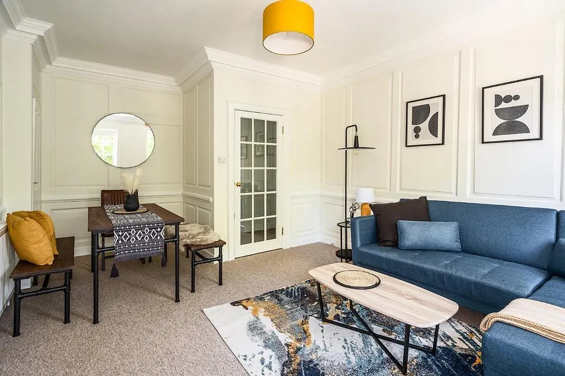 Stunning 3 Bedroom Period City Centre Apartment Bath
