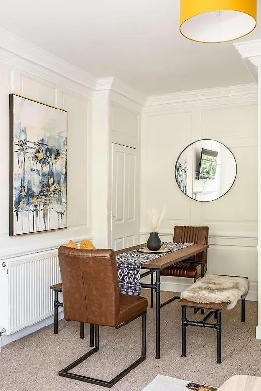 Stunning 3 Bedroom Period City Centre Apartment Bath