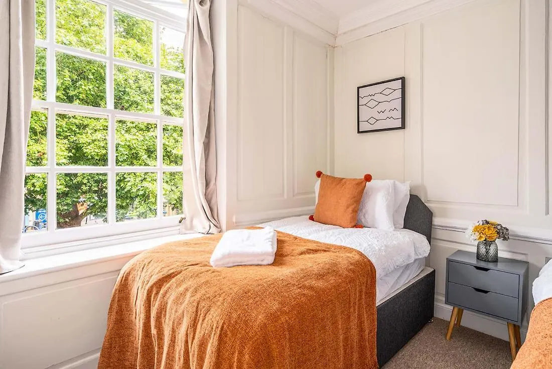Stunning 3 Bedroom Period City Centre Apartment Bath