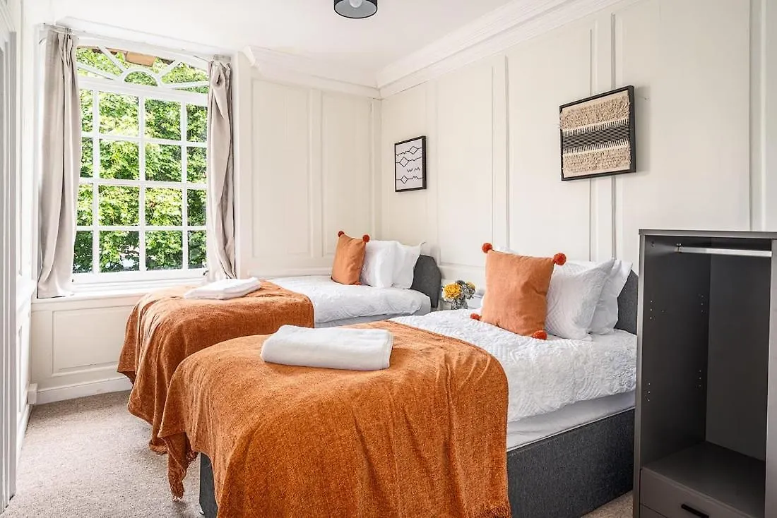 Stunning 3 Bedroom Period City Centre Apartment Bath