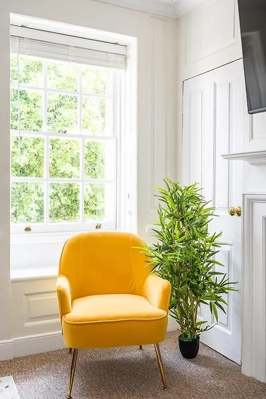 Stunning 3 Bedroom Period City Centre Apartment Bath