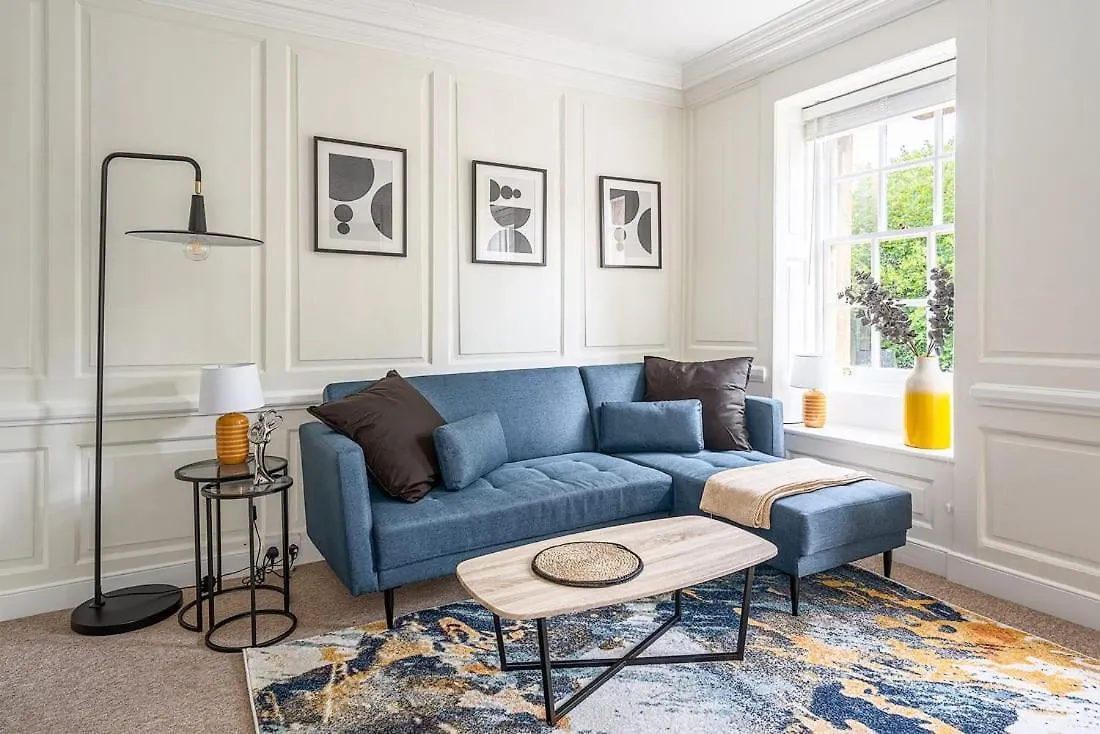 Stunning 3 Bedroom Period City Centre Apartment Bath